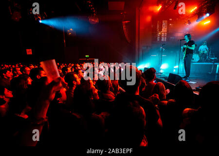 Jinte Deprez aus belgischen Indie Pop/Rock Gruppe, Balthasar, gesehen bei harten CLub in Porto, Portugal leben. Stockfoto