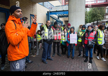 London, Großbritannien. 25. November 2019. Ausgelagerte Arbeiter, die dem Vereinigten Stimmen der Welt (UVW) Gewerkschaft stehen auf den Streikposten außerhalb ihres Arbeitsplatzes im St. Mary's Hospital Paddington. Zu Imperial College Healthcare NHS Trust über Sodexo, einer der größten multinationalen Konzerne der Welt ausgelagert, rund 200 Migranten Reiniger, Torhüter und Caterer sind markante NHS Mitarbeiter geworden und haben einen unbefristeten Streik im Januar 2020 erklärt. Credit: Mark Kerrison/Alamy leben Nachrichten Stockfoto