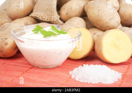 Kartoffeln mit Salz und Quark | Kartoffeln mit Salz und Hüttenkäse | Stockfoto