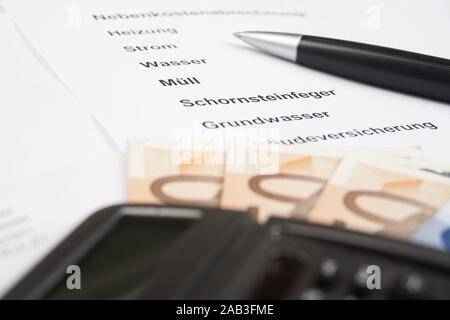 Nebenkostenabrechnung mit Kugelschreiber und Taschenrechner | Kostenlos Abrechnung mit Stift und Taschenrechner | Stockfoto