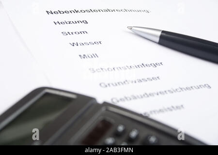 Nebenkostenabrechnung mit Kugelschreiber und Taschenrechner | Kostenlos Abrechnung mit Stift und Taschenrechner | Stockfoto