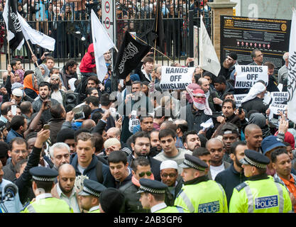 Extremistische muslimische Kleriker Anjem Choudary Holding eine "Kundgebung gegen die britischen Kreuzzug' an das Regent's Park Moschee, mit einem Protest durch die EDL und andere Rechtsradikale Demonstranten. April 2014 Stockfoto