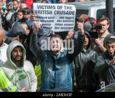 Extremistische muslimische Kleriker Anjem Choudary Holding eine "Kundgebung gegen die britischen Kreuzzug' an das Regent's Park Moschee, mit einem Protest durch die EDL und andere Rechtsradikale Demonstranten. April 2014 Stockfoto