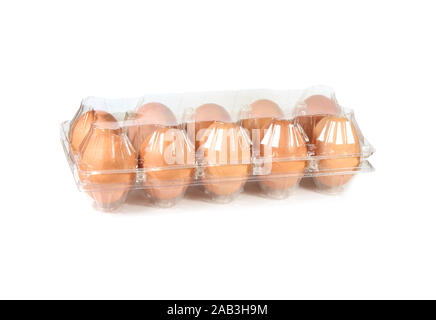 Huhn Eier in einem Kunststoffbehälter isoliert auf weißem Stockfoto