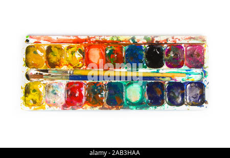 Kinder- und Aquarellfarben mit Bürsten auf Palette isoliert auf weißem Stockfoto