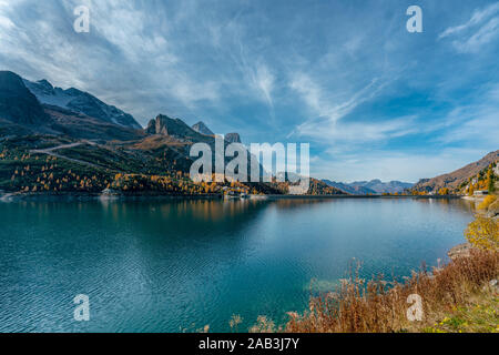 Mit Blick auf den Fedaia See am Fuße der Marmolada Berge in Südtirol auf einem sonnigen und klaren Herbsttag Stockfoto