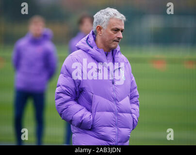 Enfield, UK. 25 Nov, 2019. ENFIELD, England. Dezember 25: Jose Mourinho Manager von Tottenham Hotspur bei Tottenham Hotspur Training vor der UEFA Champions League Gruppe B Spiel gegen Olympiakos auf der Hotspur Weg, Enfield am 25 Dezember, 2019 in Enfield, England. Credit: Aktion Foto Sport/Alamy leben Nachrichten Stockfoto