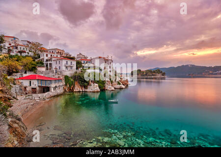 Der Sonnenaufgang am alten Hafen in der Chora der Insel Skiathos, Griechenland Stockfoto