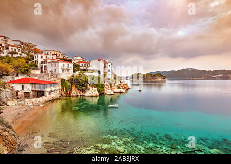 Der Sonnenaufgang am alten Hafen in der Chora der Insel Skiathos, Griechenland Stockfoto