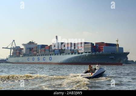 Containerschiff im Hamburger Hafen Stockfoto