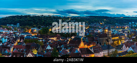Deutschland, XXL Antenne panorama Blick über die Häuser, St. Dionysius Kirche und Skyline der mittelalterlichen Stadt Esslingen am Neckar bei Sonnenuntergang Stockfoto
