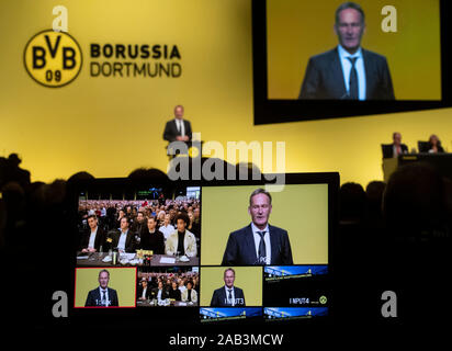 Dortmund, Deutschland. 25 Nov, 2019. Fussball: Bundesliga, Hauptversammlung der Borussia Dortmund GmbH & CO KGaA: Die Spieler Lukasz Piszczek, Axel Witsel, Marco Reus und Mats Hummels (L-R) auf einem Monitor während der Rede von Geschäftsführer Hans Joachim Watzke gesehen werden kann. Quelle: Bernd Thissen/dpa - WICHTIGER HINWEIS: In Übereinstimmung mit den Anforderungen der DFL Deutsche Fußball Liga oder der DFB Deutscher Fußball-Bund ist es untersagt, zu verwenden oder verwendet Fotos im Stadion und/oder das Spiel in Form von Bildern und/oder Videos - wie Foto Sequenzen getroffen haben./dpa/Alamy leben Nachrichten Stockfoto