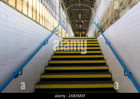 Treppen bis zum Bahnsteig an shortlands Station im Süden Londons, Stockfoto