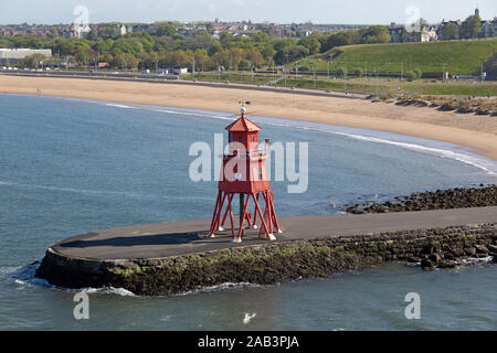 Die Herde Groyne Leuchtturm in South Shields, England. Der Leuchtturm wurde in den 1880er Jahren auf dem Groyne Promenade am Südufer des Riv gebaut Stockfoto