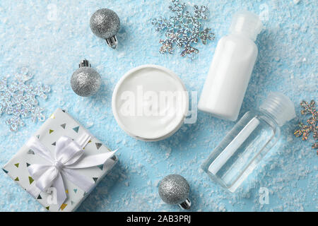 Stellen Sie Kosmetika, Glas winter Creme für die Haut auf verschneiten blauen Hintergrund, Nahaufnahme. Ansicht von oben Stockfoto