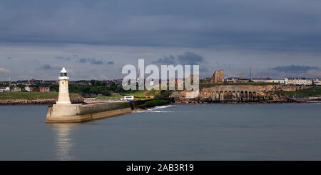 Der Leuchtturm auf Tynemouth Pier an einem bewölkten Tag im Nordosten Englands. Den Fluss Tyne North Pier ist etwa 900 Meter lang. Stockfoto