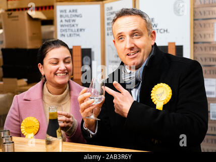 Leith, Schottland, Großbritannien. 25. November 2019. Schottischen Liberalen Demokraten Kampagne Stuhl Alex Cole-Hamilton und Rebecca Bell liberaler Kandidat für Dunfermline und West Fife besuchten Hafen von Leith Distillery und erläuterte die Pläne der Partei neue Wege wie Edinburgh Norden und Leith zu zielen, sowie Hinzurechnung traditionellen schottischen Hochburgen der Partei in der Snap allgemeinen Wahl. Iain Masterton/Alamy Leben Nachrichten. Stockfoto