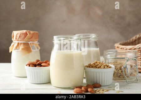 Gläser verschiedener Typen Milch auf Holz- Hintergrund, Platz für Text Stockfoto