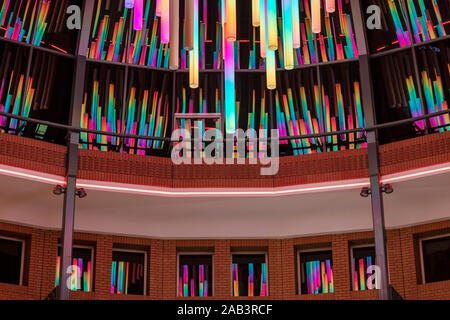 Eindhoven, Niederlande, 7. November 2019. Glow festival Detail in der Heuvel. Eine leichte Installation mit Röhren einen Regenbogeneffekt und Cr Stockfoto