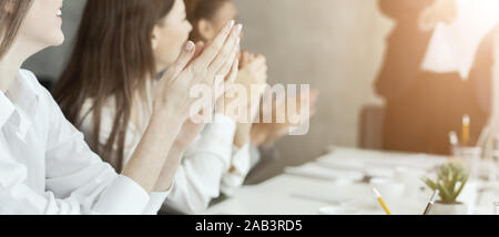 Kollegen Händeklatschen in der Sitzung, Begrüßung Lautsprecher Stockfoto