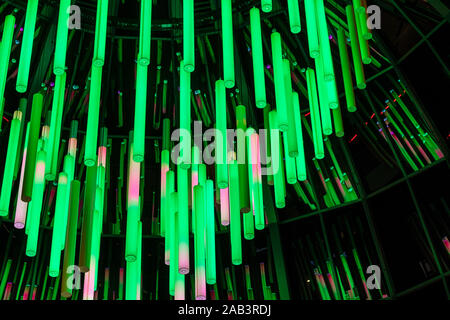 Eindhoven, Niederlande, 7. November 2019. Glow festival Detail in der Heuvel. Eine leichte Installation mit Röhren, grün und rosa Wirkung Stockfoto