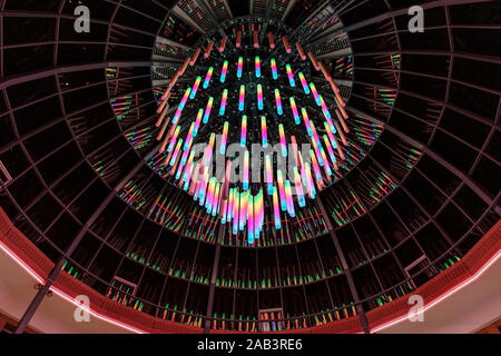 Eindhoven, Niederlande, 7. November 2019. Glow Festival in der Heuvel. Ein hängendes Light art Installation mit Röhren einen Regenbogeneffekt und c Stockfoto