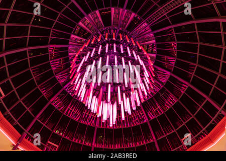 Eindhoven, Niederlande, 7. November 2019. Glow Festival in der Heuvel. Ein hängendes Light art Installation mit Röhren einen rosa Wirkung und Crea Stockfoto