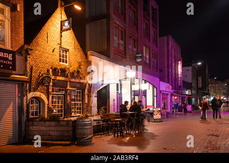 Eindhoven, Niederlande, 7. November 2019. Blick auf eine Straße in der Nacht in der Mitte mit einem kleinen Cocktail Bar; die kleinen Onet mit unterschiedlichen Golde Stockfoto