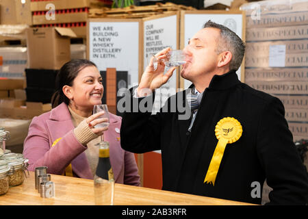 Leith, Schottland, Großbritannien. 25. November 2019. Schottischen Liberalen Demokraten Kampagne Stuhl Alex Cole-Hamilton und Rebecca Bell liberaler Kandidat für Dunfermline und West Fife besuchten Hafen von Leith Distillery und erläuterte die Pläne der Partei neue Wege wie Edinburgh Norden und Leith zu zielen, sowie Hinzurechnung traditionellen schottischen Hochburgen der Partei in der Snap allgemeinen Wahl. Iain Masterton/Alamy Leben Nachrichten. Stockfoto