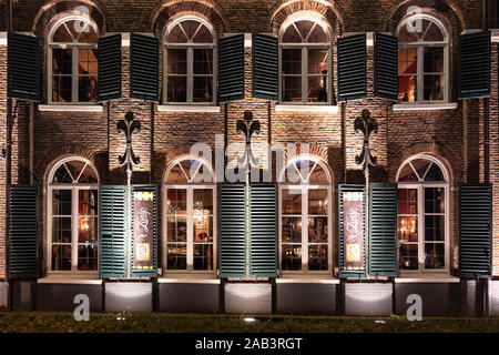 Eindhoven, Niederlande, 7. November 2019. Vorderansicht der Fassade eines Restaurant Het zusje bei Nacht miteinem schön Texturierte alten historischen Wal Stockfoto