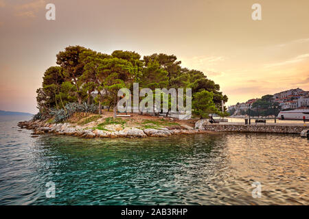 Den Sonnenuntergang am alten Hafen in der Chora der Insel Skiathos, Griechenland Stockfoto