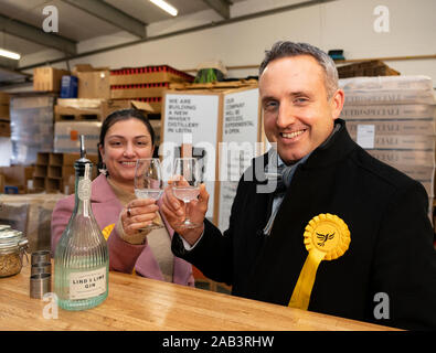 Leith, Schottland, Großbritannien. 25. November 2019. Schottischen Liberalen Demokraten Kampagne Stuhl Alex Cole-Hamilton und Rebecca Bell liberaler Kandidat für Dunfermline und West Fife besuchten Hafen von Leith Distillery und erläuterte die Pläne der Partei neue Wege wie Edinburgh Norden und Leith zu zielen, sowie Hinzurechnung traditionellen schottischen Hochburgen der Partei in der Snap allgemeinen Wahl. Iain Masterton/Alamy Leben Nachrichten. Stockfoto