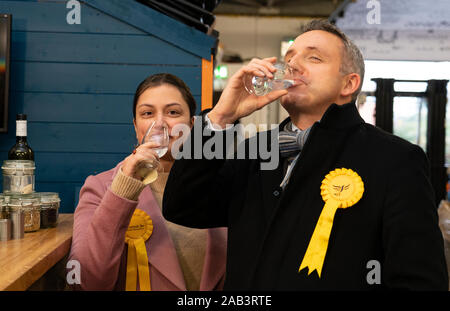 Leith, Schottland, Großbritannien. 25. November 2019. Schottischen Liberalen Demokraten Kampagne Stuhl Alex Cole-Hamilton und Rebecca Bell liberaler Kandidat für Dunfermline und West Fife besuchten Hafen von Leith Distillery und erläuterte die Pläne der Partei neue Wege wie Edinburgh Norden und Leith zu zielen, sowie Hinzurechnung traditionellen schottischen Hochburgen der Partei in der Snap allgemeinen Wahl. Iain Masterton/Alamy Leben Nachrichten. Stockfoto