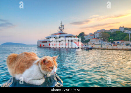 Den Sonnenuntergang am alten Hafen in der Chora der Insel Skiathos, Griechenland Stockfoto