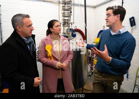 Leith, Schottland, Großbritannien. 25. November 2019. Schottischen Liberalen Demokraten Kampagne Stuhl Alex Cole-Hamilton und Rebecca Bell liberaler Kandidat für Dunfermline und West Fife besuchten Hafen von Leith Distillery und skizzierte die partyÕs plant neuen Boden wie Edinburgh Norden und Leith zum Ziel, sowie das die partyÕs traditionellen schottischen Hochburgen in den allgemeinen Wahl. Abgebildet ist. Ian Stirling von Leith Distillery erklärt Destillation. Iain Masterton/Alamy Leben Nachrichten. Stockfoto