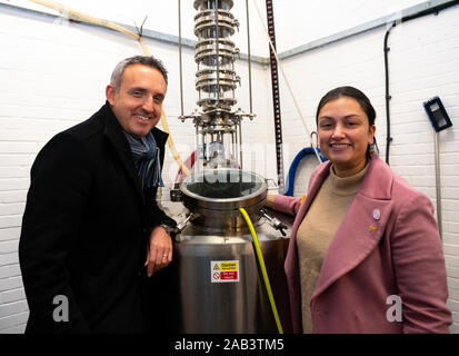 Leith, Schottland, Großbritannien. 25. November 2019. Schottischen Liberalen Demokraten Kampagne Stuhl Alex Cole-Hamilton und Rebecca Bell liberaler Kandidat für Dunfermline und West Fife besuchten Hafen von Leith Distillery und erläuterte die Pläne der Partei neue Wege wie Edinburgh Norden und Leith zu zielen, sowie Hinzurechnung traditionellen schottischen Hochburgen der Partei in der Snap allgemeinen Wahl. Iain Masterton/Alamy Leben Nachrichten. Stockfoto