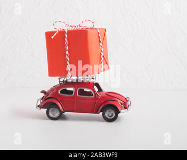 Kleines Spielzeug rotes Auto Volkswagen Käfer mit Weihnachten Geschenke auf  Blau und Weiß Stockfotografie - Alamy