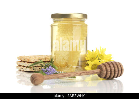 ‰ Wabenhonig mit Kn ckebrot und Honiglˆffel | Knäckebrot mit Kamm Honig und Honig Löffel | Stockfoto