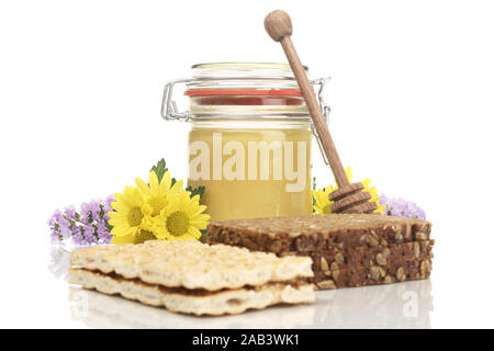 Honigglas mit Vollkornbrot, Kn‰ ckebrot und Honiglˆffel | Honigtopf mit Vollkornbrot, Knäckebrot und Honig Löffel | Stockfoto