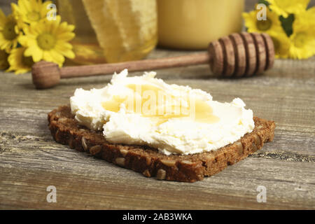 Vollkornbrot mit Frischk‰se und Honig | Vollkornbrot mit Frischkäse und Honig | Stockfoto