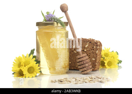 Wabenhonig mit Vollkornbrot, Honiglˆffel, Sonnenblumenkerne und Blumen | Vollkornbrot mit Honig Kamm, Löffel Honig, Sonnenblumenkerne und Blumen | Stockfoto