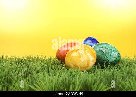 Farbige Ostereier in Rasen | bunte Ostereier im Gras | Stockfoto