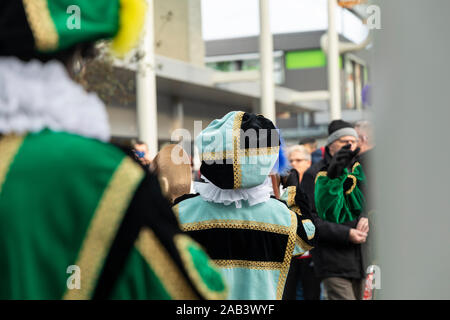 Eindhoven, Niederlande, 23. November 2019. Happy Pieten ihren bunten grünen und blauen Kostümen in einer Blaskapelle tragen während der Wiedergabe von Musik. Du Stockfoto