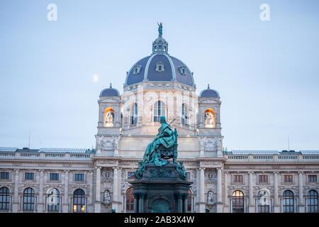 Kaiserin Maria Theresia Statue, im 19. Jahrhundert gebaut, auf Maria Theresien Platz, mit Blick auf die Kunst Museum Kunsthistorisches Museum Wien in Wien, Österreich Stockfoto