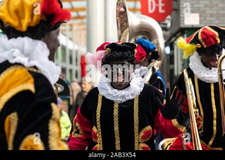 Eindhoven, Niederlande, 23. November 2019. Ein Piet tragen ihren bunten Kostüm in einer Blaskapelle und winkt für die Kinder. Traditionell niederländische Stockfoto