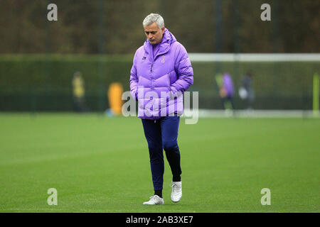 Enfield, London, UK. 25 Nov, 2019. Tottenham Hotspur Manager Jose Mourinho nimmt einen Spaziergang über den Rasen während Tottenham's Training vor der morgigen UEFA Champions League Spiel gegen Olympiakos. UEFA Champions League, Tottenham Hotspur FC Team Training an der Tottenham Hotspur Training Center in Enfield. Das Team Training vor der morgigen Match gegen Olympiakos Piräus sind. Dieses Bild dürfen nur für redaktionelle Zwecke verwendet werden. Nur die redaktionelle Nutzung, eine Lizenz für die gewerbliche Nutzung erforderlich. Credit: Andrew Orchard sport Fotografie/Alamy leben Nachrichten Stockfoto