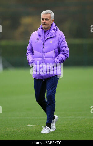 Enfield, London, UK. 25 Nov, 2019. Tottenham Hotspur Manager Jose Mourinho nimmt einen Spaziergang über den Rasen während Tottenham's Training vor der morgigen UEFA Champions League Spiel gegen Olympiakos. UEFA Champions League, Tottenham Hotspur FC Team Training an der Tottenham Hotspur Training Center in Enfield. Das Team Training vor der morgigen Match gegen Olympiakos Piräus sind. Dieses Bild dürfen nur für redaktionelle Zwecke verwendet werden. Nur die redaktionelle Nutzung, eine Lizenz für die gewerbliche Nutzung erforderlich. Credit: Andrew Orchard sport Fotografie/Alamy leben Nachrichten Stockfoto