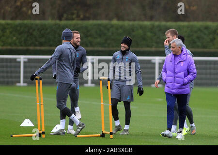 Enfield, London, UK. 25 Nov, 2019. Tottenham Hotspur Manager Jose Mourinho (2R) teilt sich ein Kichern mit Christian Eriksen von Tottenham Hotspur (2 L) Dele Alli von Tottenham Hotspur (1 L) und Harry Winks von Tottenham Hotspur (1R) vor der morgigen UEFA Champions League Spiel gegen Olympiakos. UEFA Champions League, Tottenham Hotspur FC Team Training an der Tottenham Hotspur Training Center in Enfield. Das Team Training vor der morgigen Match gegen Olympiakos Piräus sind. Dieses Bild dürfen nur für redaktionelle Zwecke verwendet werden. Credit: Andrew Orchard sport Fotografie/Alamy leben Nachrichten Stockfoto