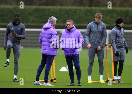 Enfield, London, UK. 25 Nov, 2019. Tottenham Hotspur Manager Jose Mourinho (2 L) teilt sich ein Chat mit seinem Assistenten Trainer Ricardo Formosinho während des Trainings für das morgige Spiel der UEFA Champions League gegen Olympiakos. UEFA Champions League, Tottenham Hotspur FC Team Training an der Tottenham Hotspur Training Center in Enfield. Das Team Training vor der morgigen Match gegen Olympiakos Piräus sind. Dieses Bild dürfen nur für redaktionelle Zwecke verwendet werden. Nur die redaktionelle Nutzung, eine Lizenz für die gewerbliche Nutzung erforderlich. Credit: Andrew Orchard sport Fotografie/Alamy leben Nachrichten Stockfoto