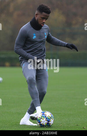 Enfield, London, UK. 25 Nov, 2019. Ryan Sessegnon von Tottenham Hotspur in Aktion während der Ausbildung für das morgige Spiel der UEFA Champions League gegen Olympiakos. UEFA Champions League, Tottenham Hotspur FC Team Training an der Tottenham Hotspur Training Center in Enfield. Das Team Training vor der morgigen Match gegen Olympiakos Piräus sind. Dieses Bild dürfen nur für redaktionelle Zwecke verwendet werden. Nur die redaktionelle Nutzung, eine Lizenz für die gewerbliche Nutzung erforderlich. Keine Verwendung in Wetten, Spiele oder einer einzelnen Verein/Liga/player Publikationen. Credit: Andrew Orchard sport Fotografie/Alamy leben Nachrichten Stockfoto